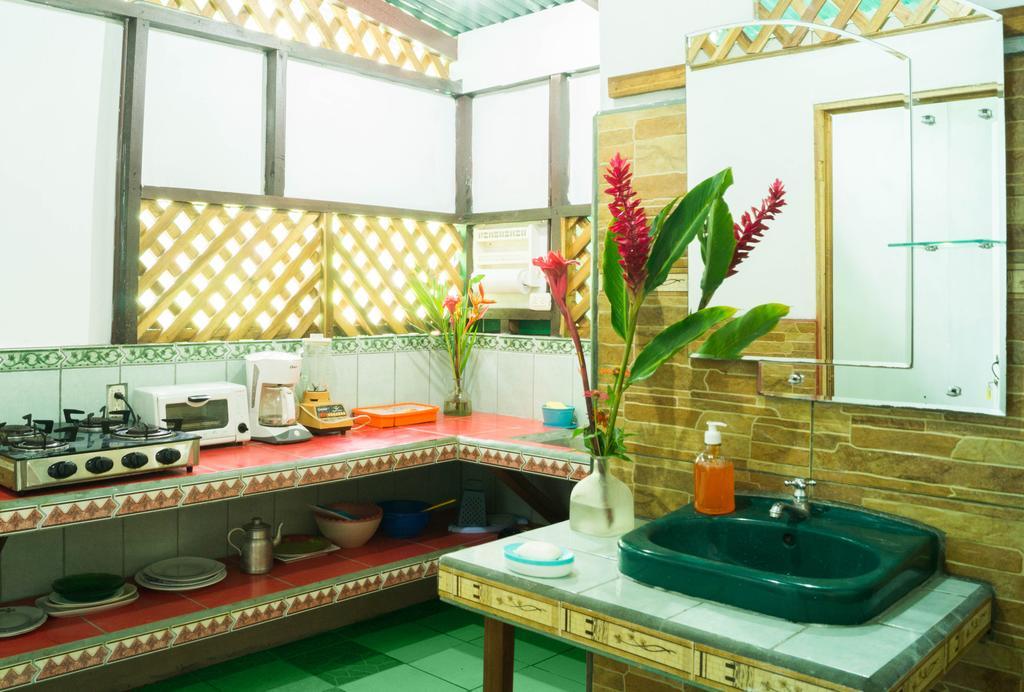 Hostal Cecilia Puerto Viejo de Talamanca Buitenkant foto
