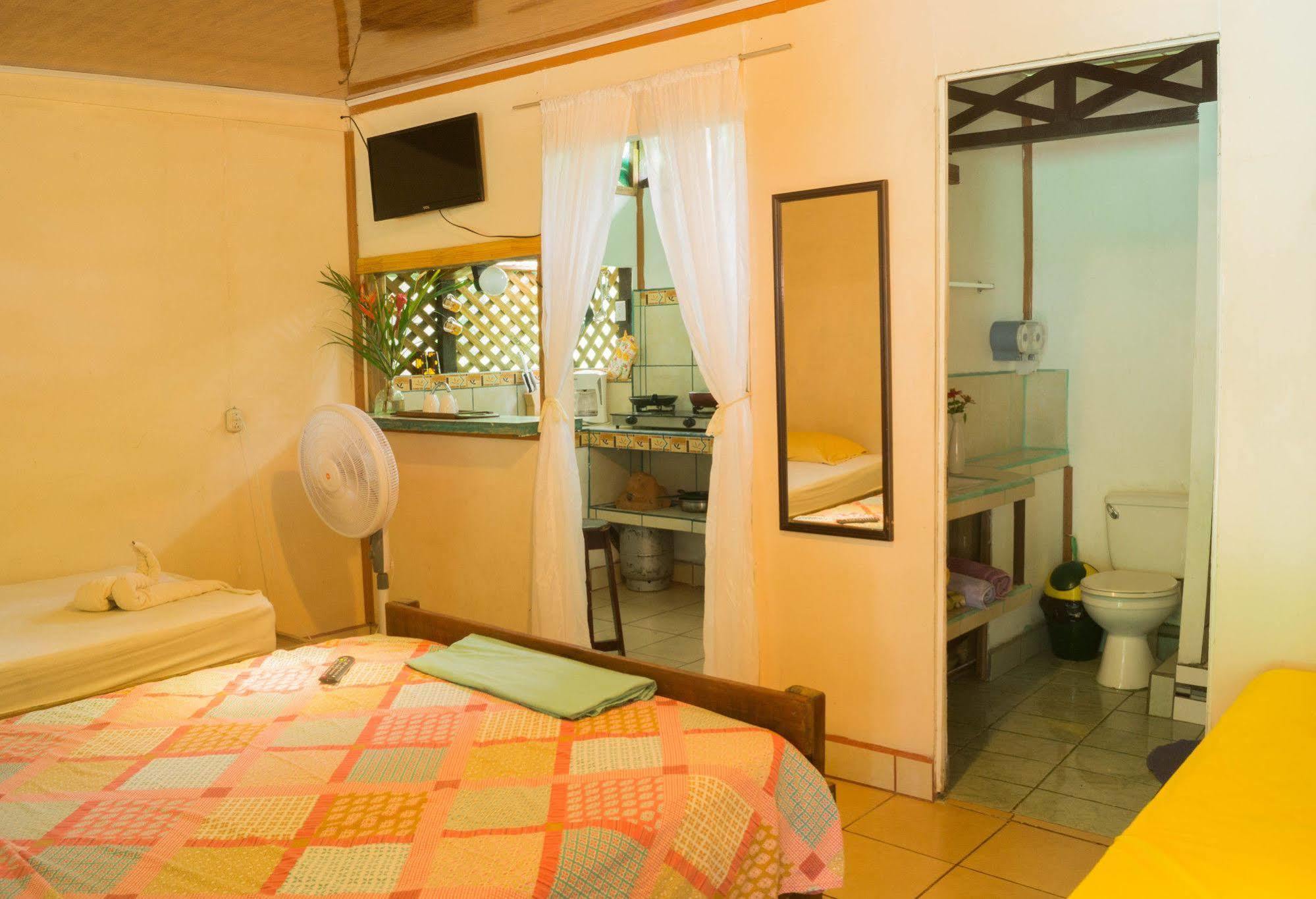 Hostal Cecilia Puerto Viejo de Talamanca Buitenkant foto