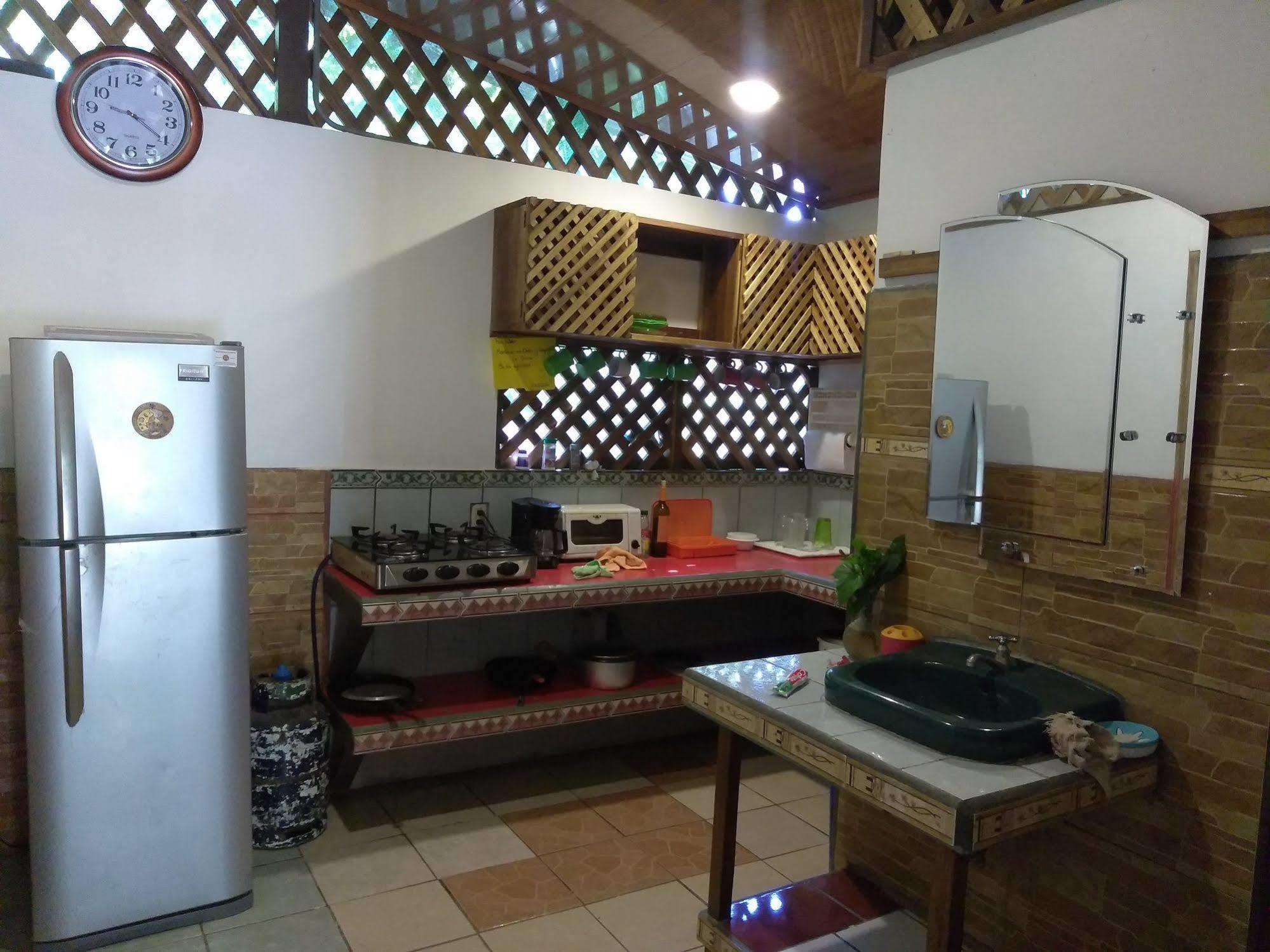 Hostal Cecilia Puerto Viejo de Talamanca Buitenkant foto